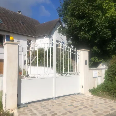 Maison Aux Volets Bleus *